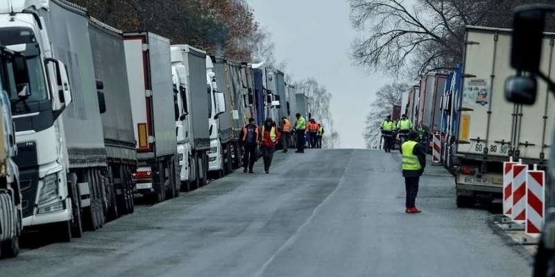 Блокування кордонів. Тисячі вантажівок досі стоять у чергах біля пунктів пропуску — де найважче