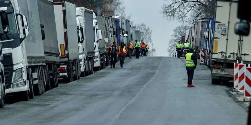 Блокування польського кордону. У пункті пропуску Угринів-Долгобичув почалося оформлення вантажівок