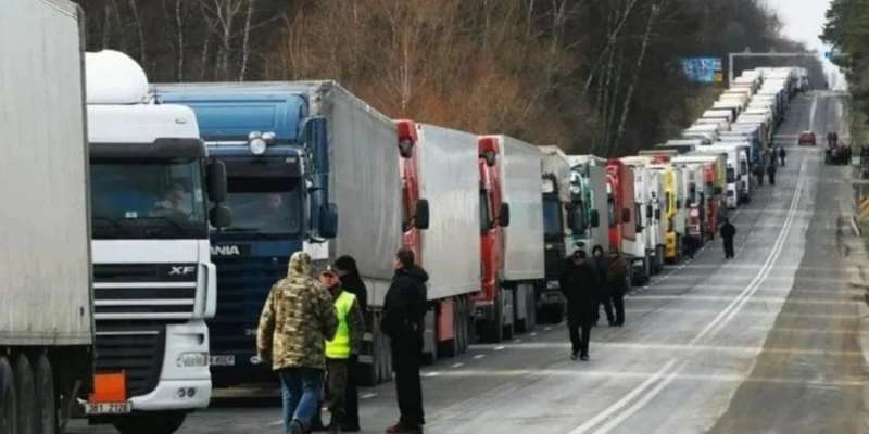 Майже на 50%. Блокуванням кордону поляки обрушили і експорт, і імпорт автотранспортом в Україну
