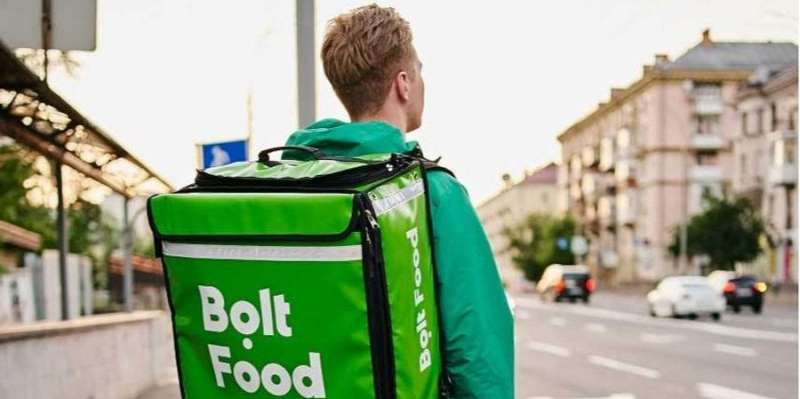 Привезуть навіть у лютий мороз. У Bolt Food придумали, як зігріти кур'єрів і дати заробити клієнтам