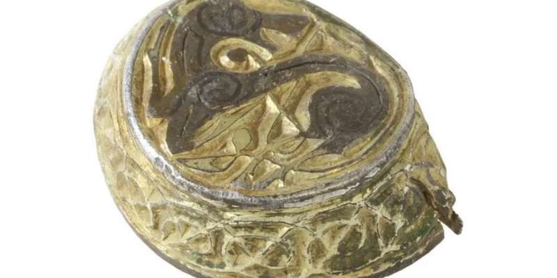 Красивий і загадковий. У Великій Британії археологи знайшли позолочений артефакт невідомого призначення