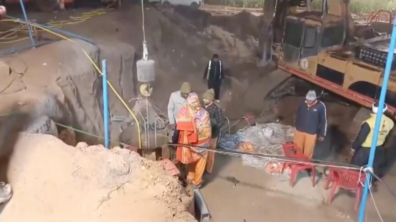 СМИ: в Индии около недели пытаются спасти упавшую в скважину девочку