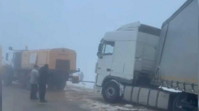 На трассе в Карагандинской области из-за непогоды скопилось около 800 автомашин