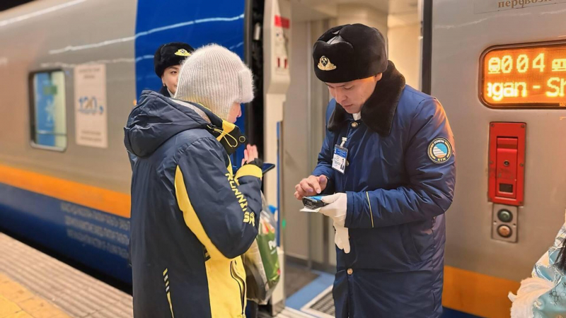Порядка 60 тысяч казахстанцев встретят Новый год в поездах