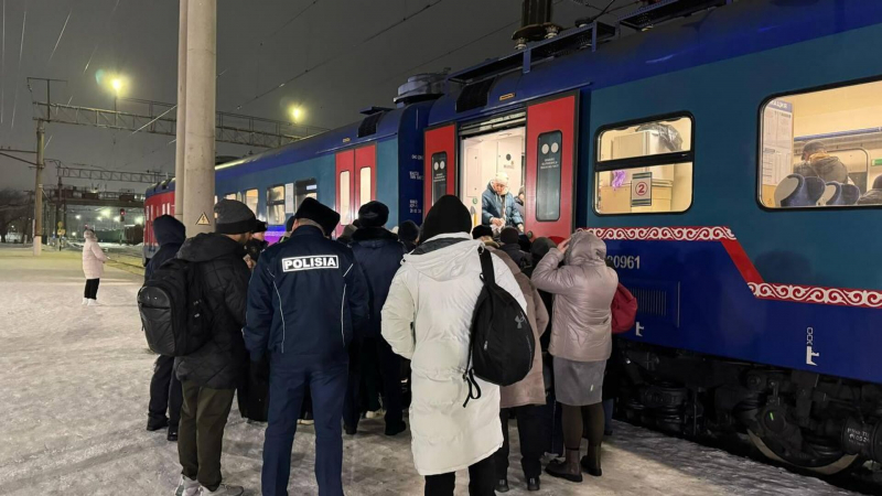 В Казахстане "Пассажирские перевозки" вывозят автомобилистов из заснеженной степи